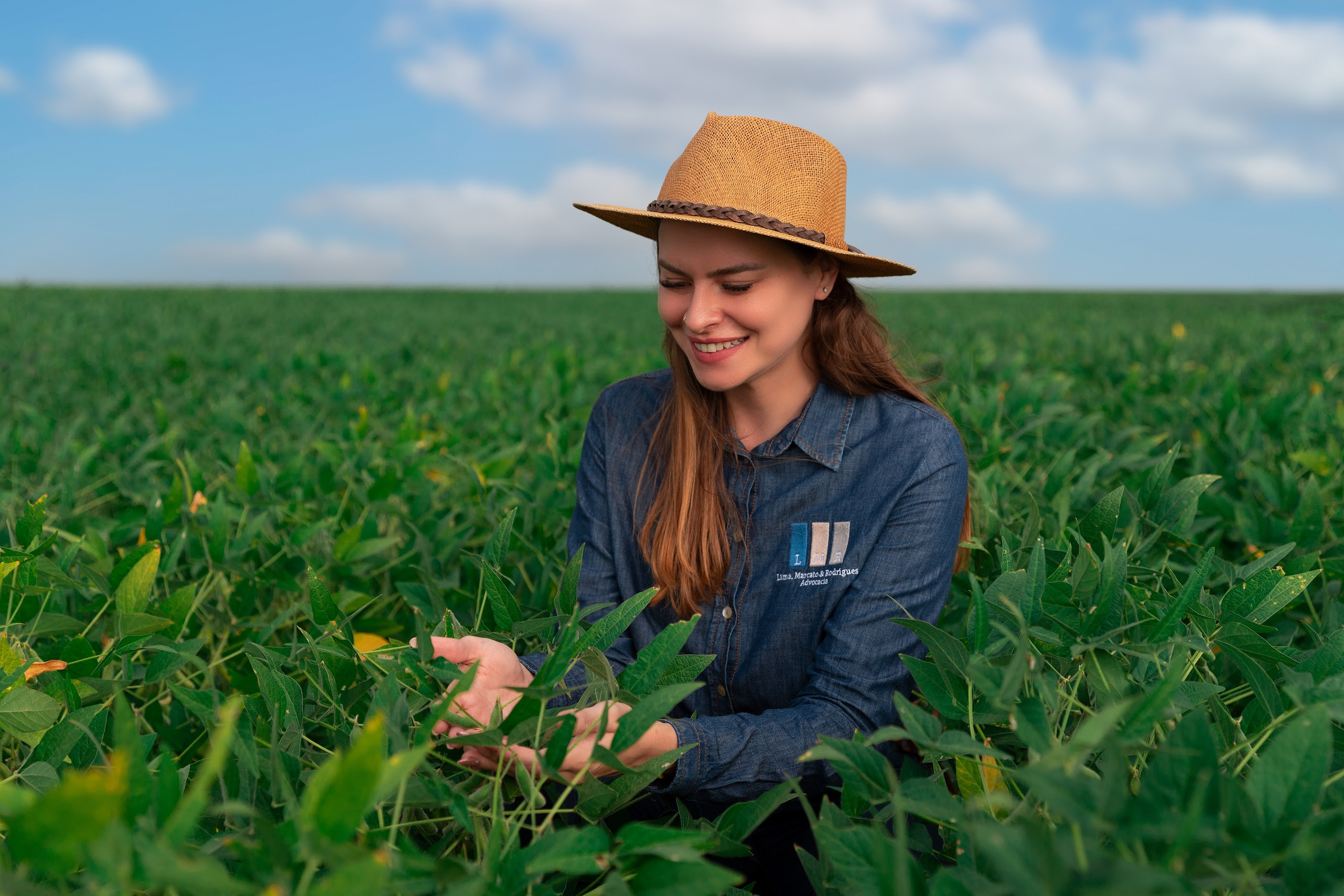 Nayara Marcato, advogada com foco em agronegócio na LMR Advocacia