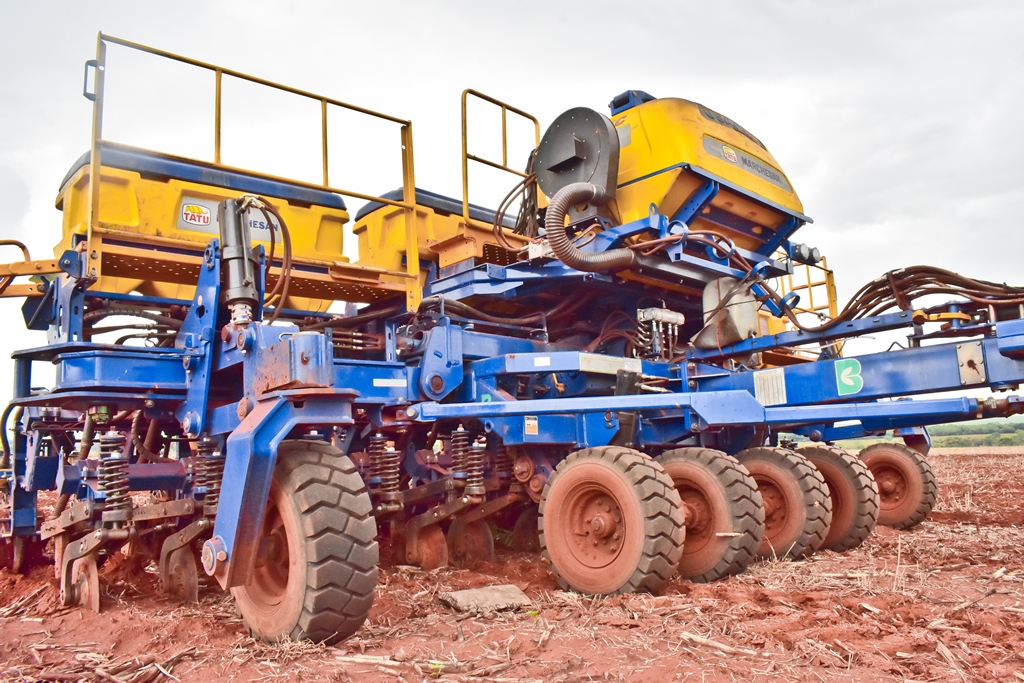 The seed deposit is unique and central, used in machines with up to 21 rows, with a capacity of up to 1.250 liters