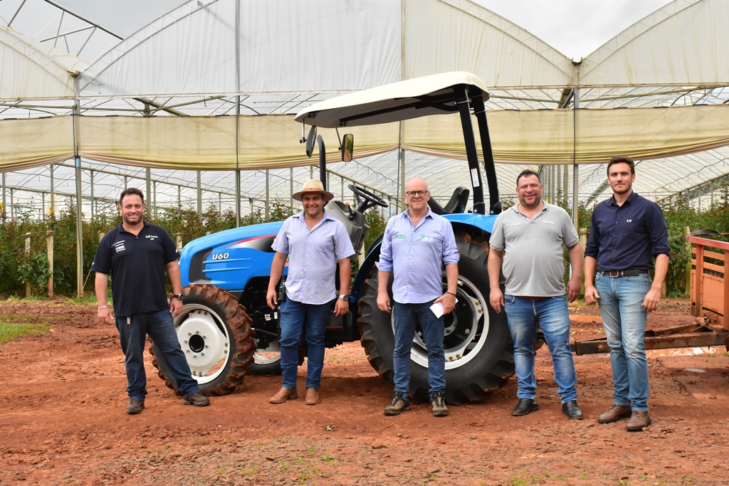 O teste drive foi realizado na empresa Rosas Jacutinga, do Grupo Esperança, em Jacutinga (MG), e contou com o apoio da equipe da LS Tractor e do concessionário JA Máquinas, de Mogi Mirim (SP)