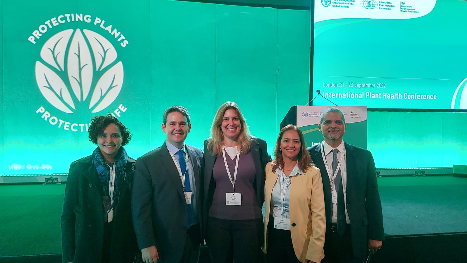 A delegação brasileira no evento: Graciane Castro, Carlos Goulart, Erika Mangili, Edilene Cambraia, todos da área de sanidade vegetal do Mapa, e Laranjeira. - Foto: Divulgação Embrapa