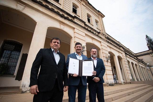 Da esquerda para à direita, diretor da Esalq, Durval Dourado Neto, diretor-presidente da Fundação MT, Francisco José Soares Neto e o presidente da Fealq, Nelson Massola. - Foto: Divulgação