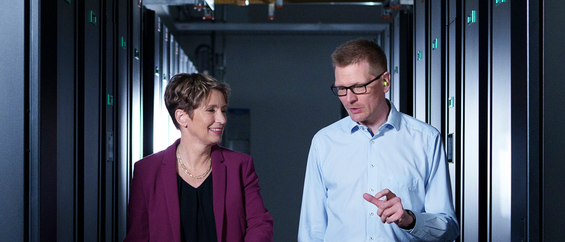 Melanie Maas-Brunner, membro da diretoria executiva e diretora de tecnologia da BASF, e Stephan Schenk, gerente de produto de computação de alto desempenho da BASF