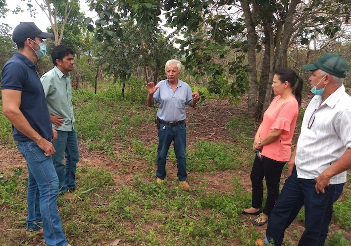 Produtor Almiro com a equipe técnica da Empaer, o secretário e a vereadora - Foto: Empaer