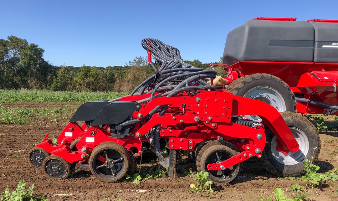 This model has a straw cutting disc which, in addition to having double springs for cutting pressure, has a limiting wheel on the disc.