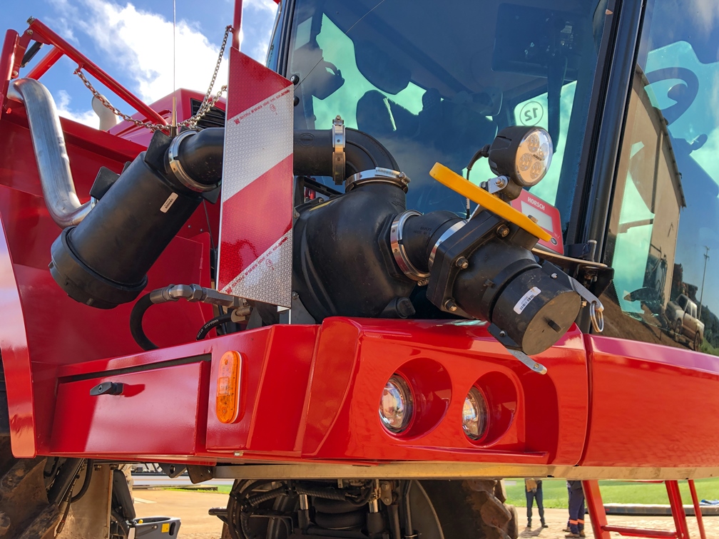 The product tank can be filled with water from the side, with a motor pump system, alongside the other controls, or from the front, where the sprayer itself has a system that pulls water into the tank.