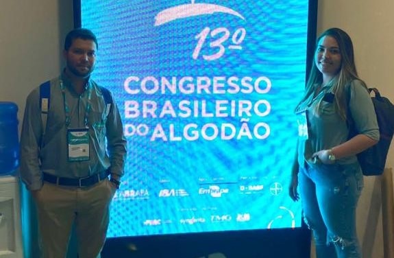 Matheus Gonçalves Borges e Bianca Gonçalves Guimarães, pesquisadores da Juliagro, presentes no&nbsp;Congresso Brasileiro de Algodão. - Foto: Divulgação