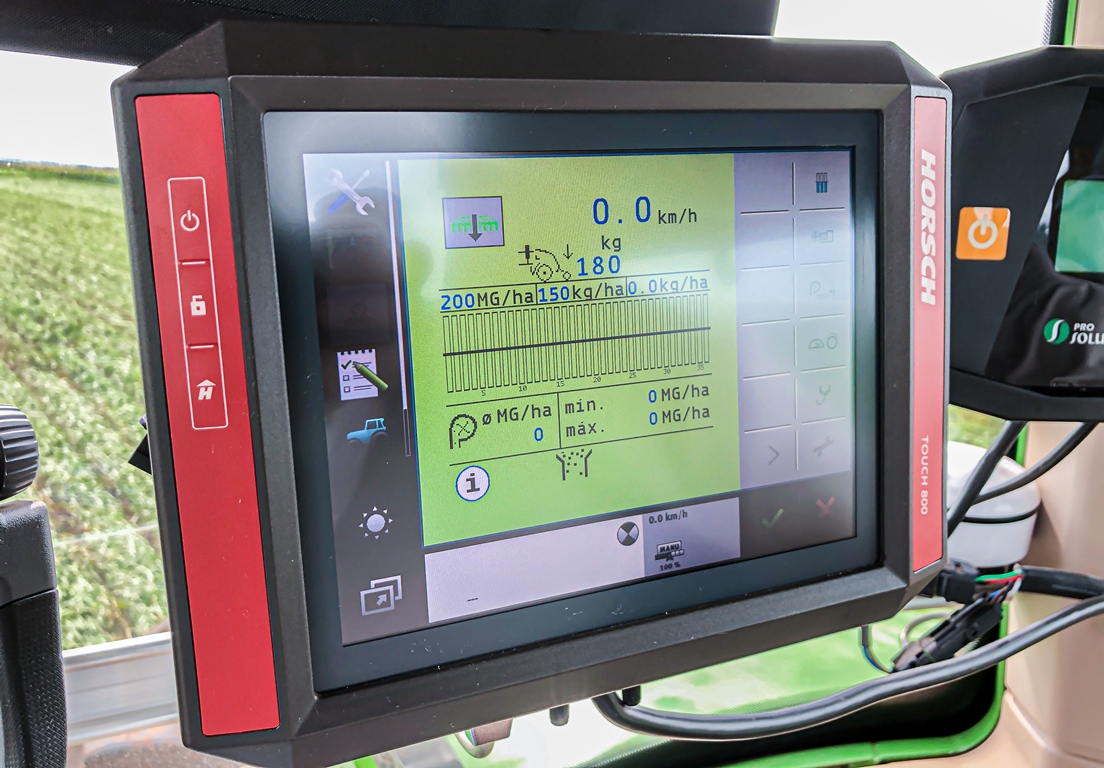 No monitor HORSCH Touch 800 é possível visualizar todas as informações das linhas de plantio, desde o número de sementes até mesmo a pressão das linhas sobre o solo