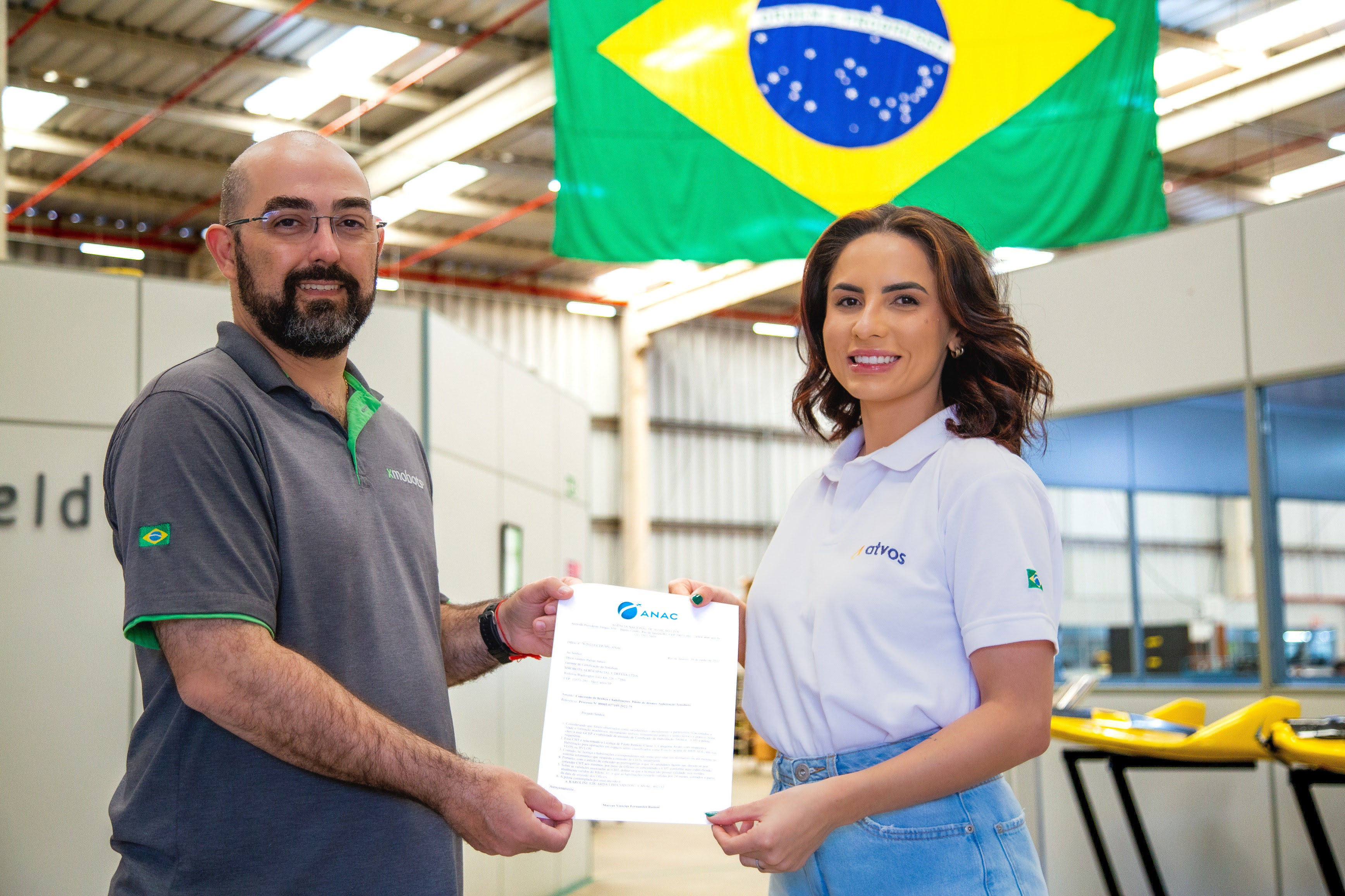 Karoline Santos, 29 anos, obteve a certificação na categoria de voos BVLOS (Além da Linha Visada de Visual, na tradução do inglês) acima de 400 pés (cerca de 121 metros), por meio da XMobots. - Foto: Divulgação&nbsp;