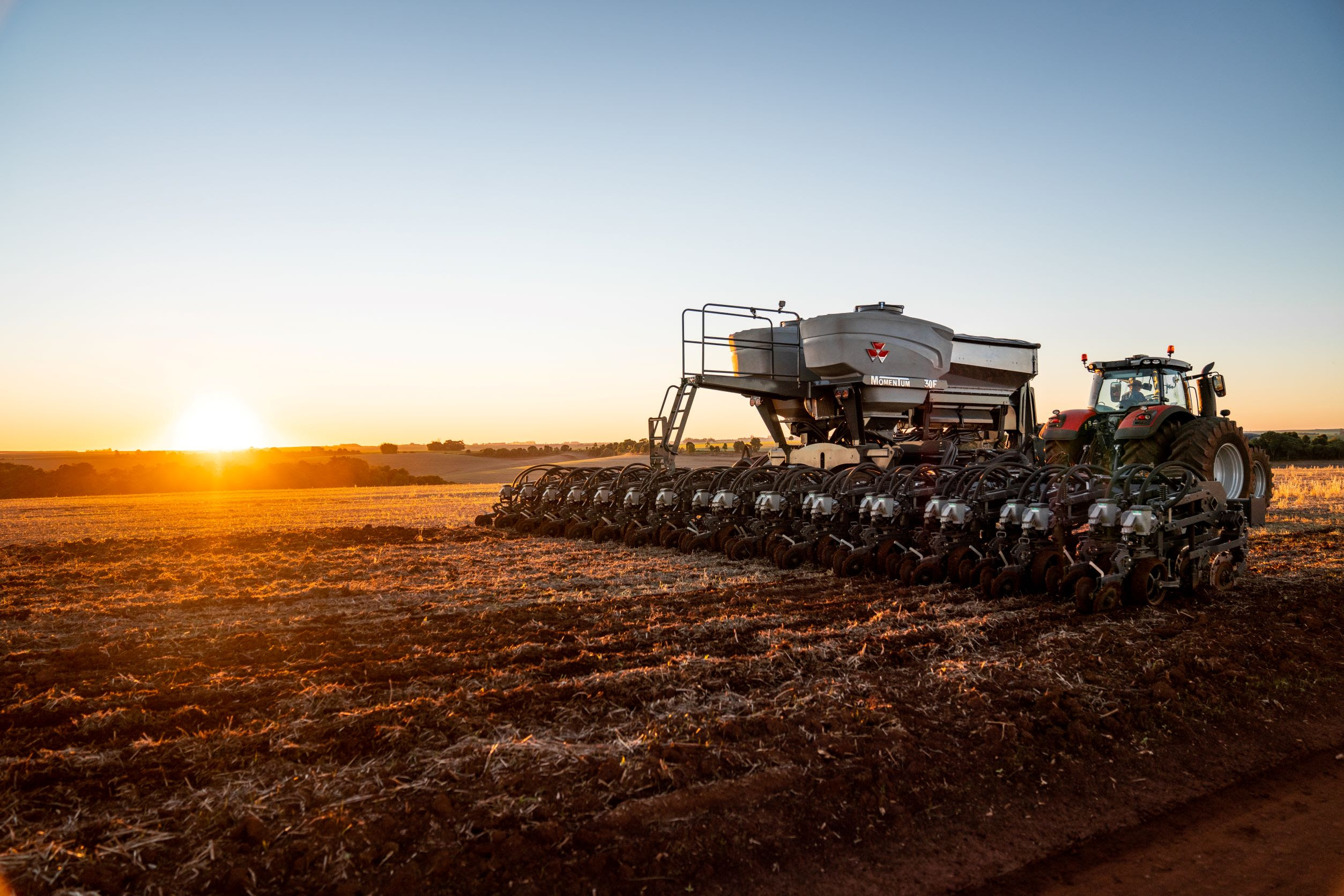 Conjunto de trator e plantadeira Massey Ferguson garante rendimento operacional até 19% superior. - Foto: Divulgação