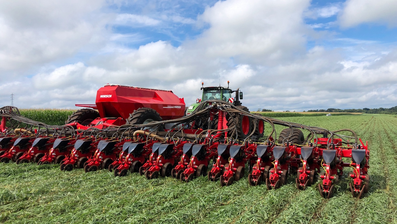 The test was carried out on a brachiaria cover, after passing the knife roller, forming a large green mass that was easily passed through by the seeder's cutting system.