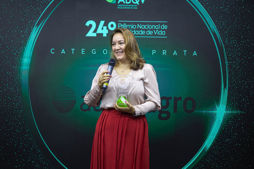 Franciene Cristina da Silva, da Adecoagro, recebeu o prêmio nacional que reconhece o investimento da Companhia no bem-estar das pessoas