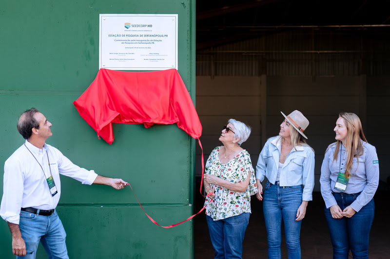 Mário Carvalho, CEO, inaugura a estação ao lado de Beatriz Garcia Cid, proprietária da Fazenda Cachoeira 2C, cuja parte foi arrendada