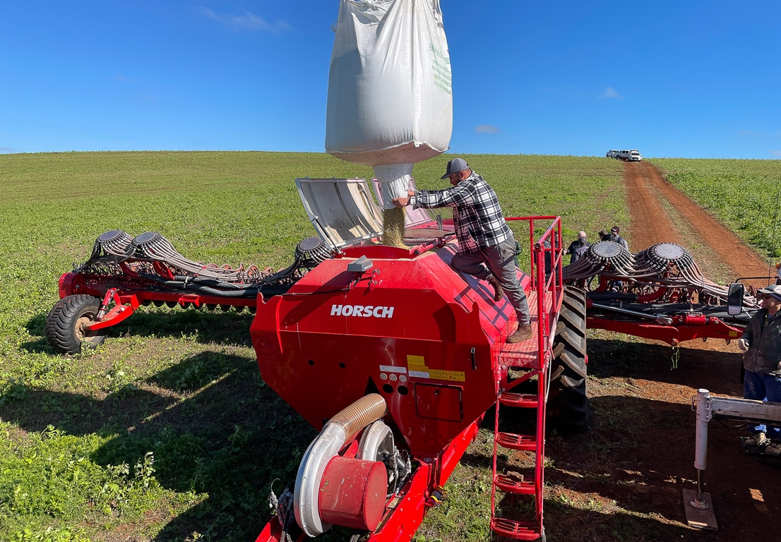 O depósito de fertilizantes possui capacidade para 4.500 kg de produto e o de sementes 4.000 kg, totalizando 8.500 kg de produto para os modelos Dakar NT