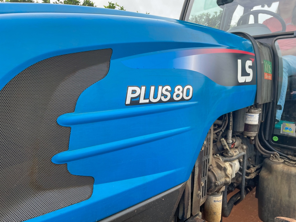 The Plus 80 is equipped with a four-cylinder, turbocharged and direct injection Perkins engine, model 1104D-44T, 4,4 liters, which features a Tier 3 standard emissions control system.