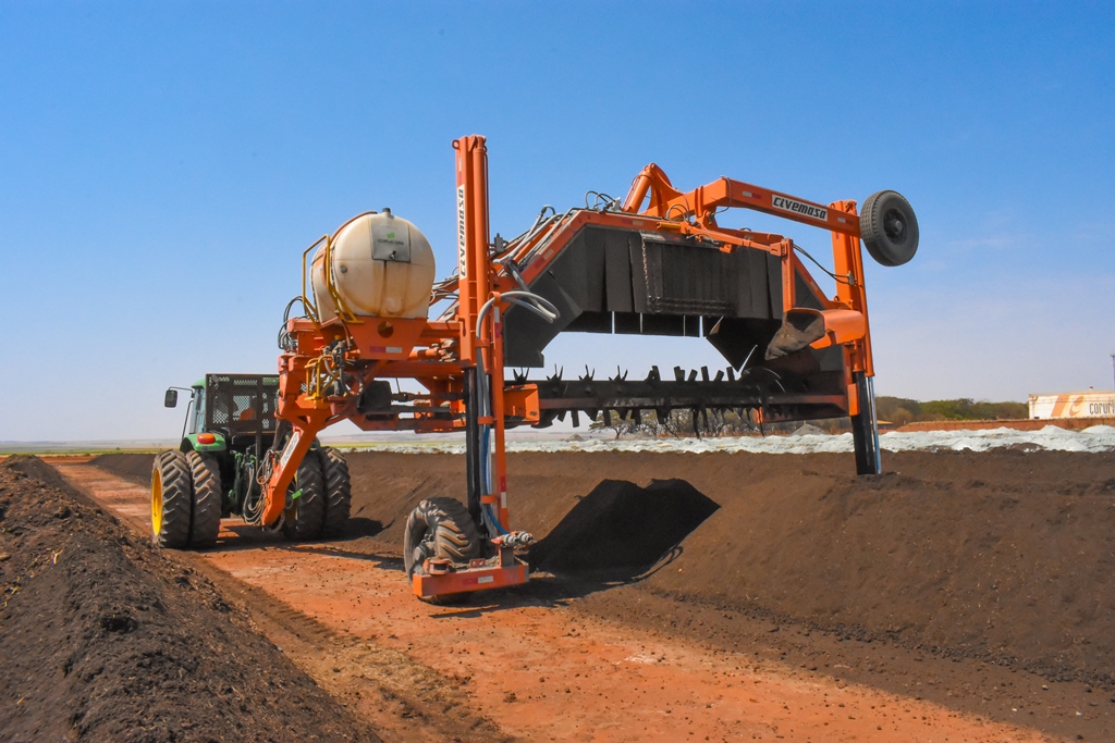 Hydraulic system moves the rotor up and down, enabling intervention at different heights and also transport between windrows