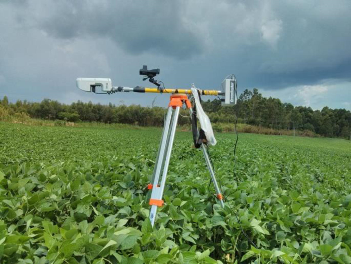 Figura 1 - Sensor óptico de vegetação que realiza a medição do  Índice de Vegetação por Diferença Normalizada (NDVI) na cultura da soja. Fonte: Beneduzzi et al., 2017.