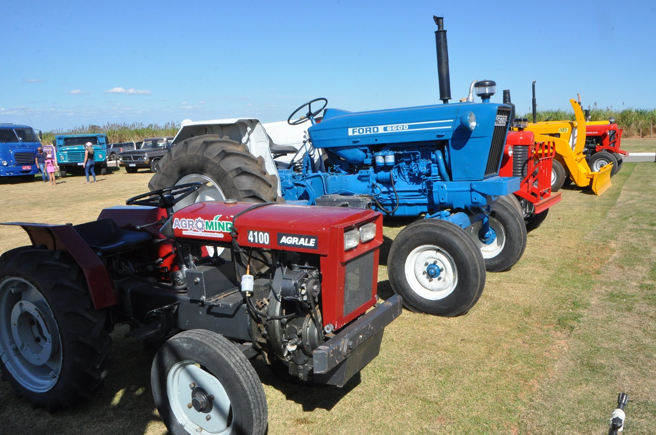 Estão expostos modelos de máquinas agrícolas antigas que ajudaram os produtores rurais, ainda na década de 80, no cultivo do campo. - Foto: Divulgação