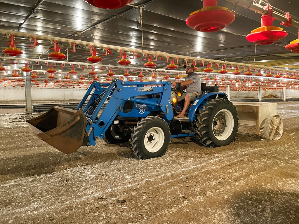 Reduced total height facilitates the circulation of the tractor between the equipment installed in the poultry house