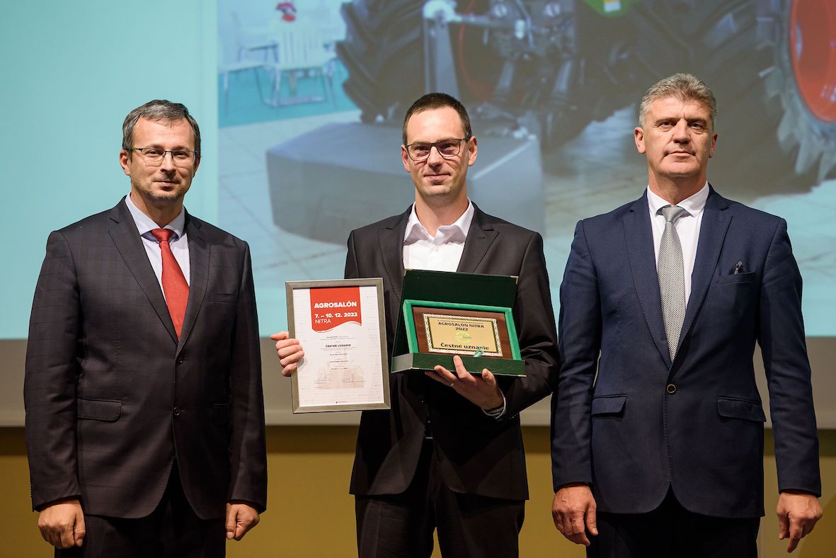 Prof. Ing. Pavol Findura, PhD (Universidade Agrícola Nitra); Róbert Furda (Diretor da Hriadel) e Jozef Pavle (Diretor da empresa estatal Agrokomplex) - Foto: Fendt