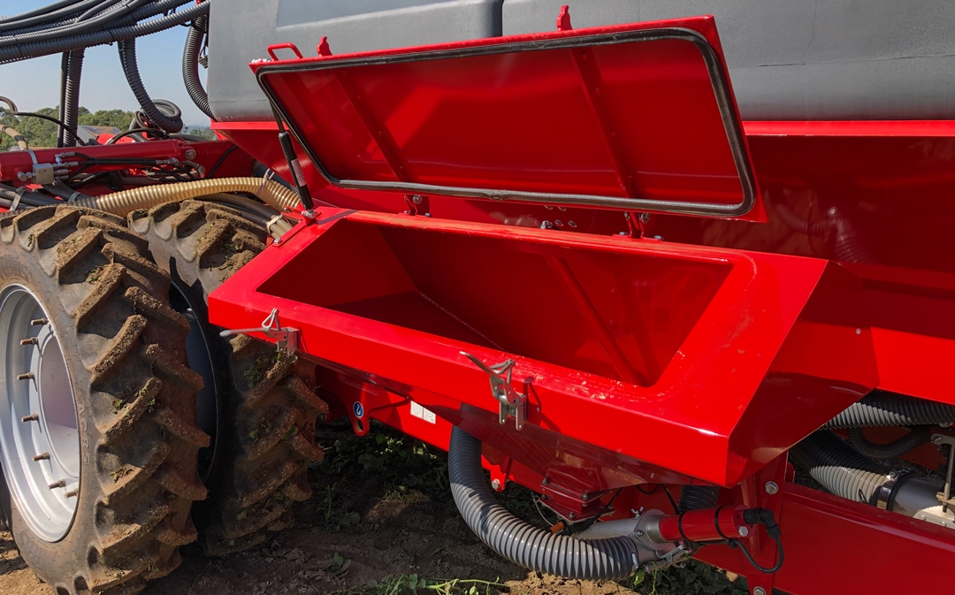 As an option, HORSCH offers a 320 liter small seed tank, which also uses the air current to carry out sowing.