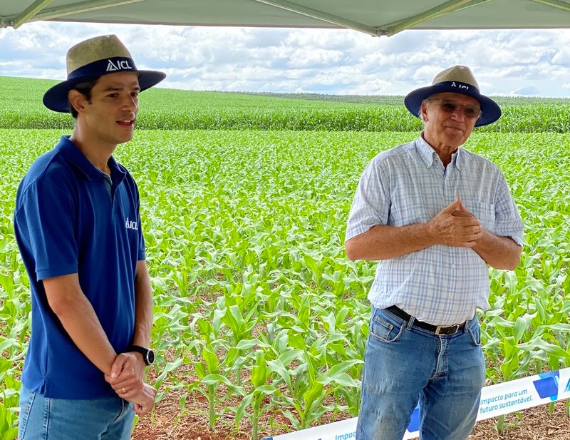 Ithamar Prada, vice-presidente de Marketing e Inovação da ICL, e Leomir Baldissera em sua fazenda em Capão Bonito (SP); Foto: Divulgação