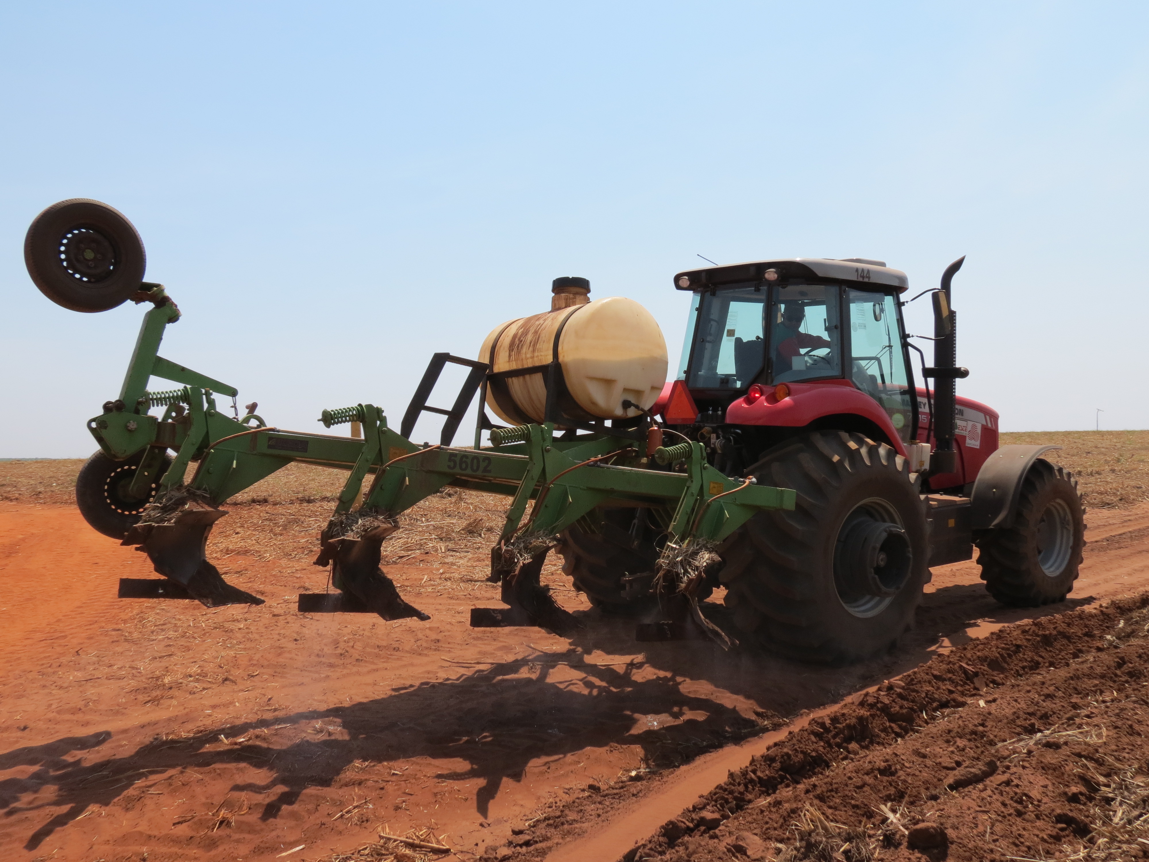 Arado de aiveca utilizado na operação de barreira química que antecede o sulco de plantio