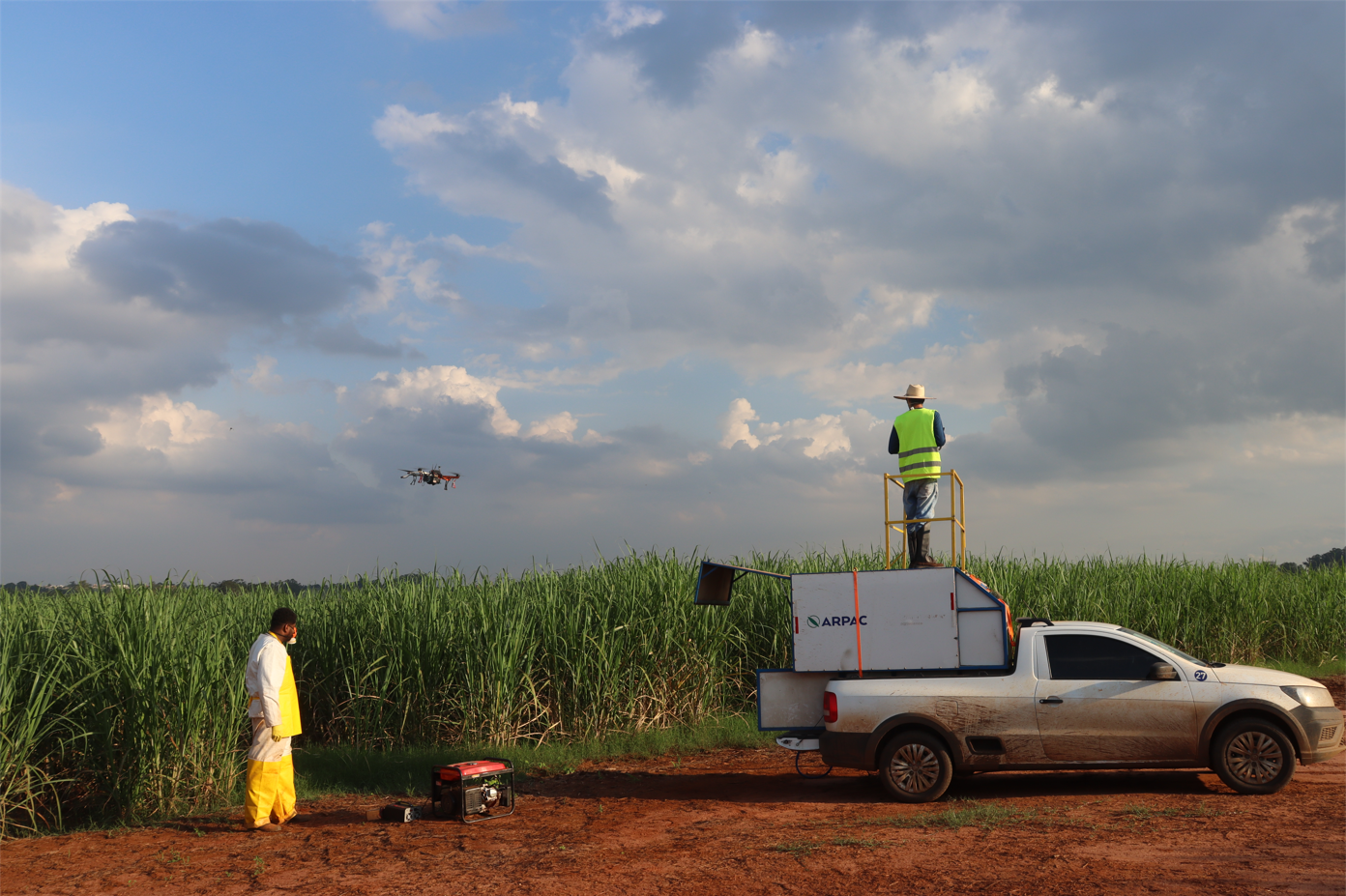 ARPAC desenvolve e opera drones para monitoramento de sanidade de lavouras e para a aplicação de insumos químicos e biológicos. - Foto: Divulgação