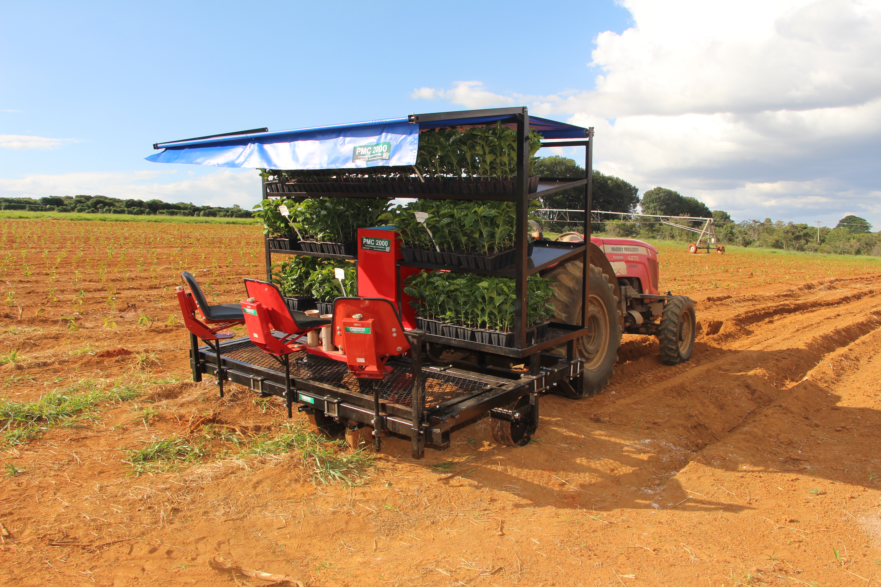 Máquina para plantio de mudas de café no Campo Experimental da EPAMIG de Patrocínio. - Foto Erasmo Pereira