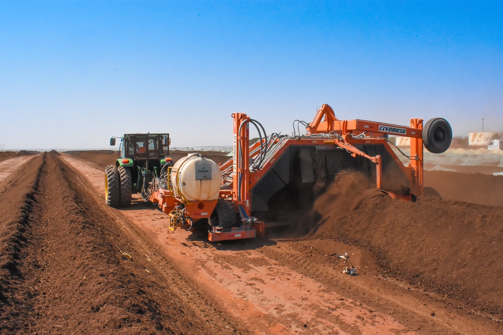 Posicionado na traseira, um sulcador em forma de aiveca dupla forma um sulco na parte superior da leira onde podem ser colocados materiais que devem ser incorporados à compostagem