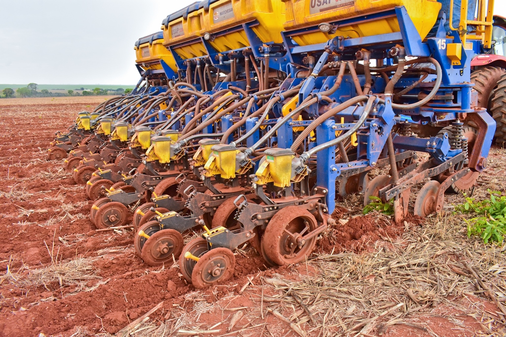 A potência exigida por linha de semeadura é de aproximadamente 14cv<br>