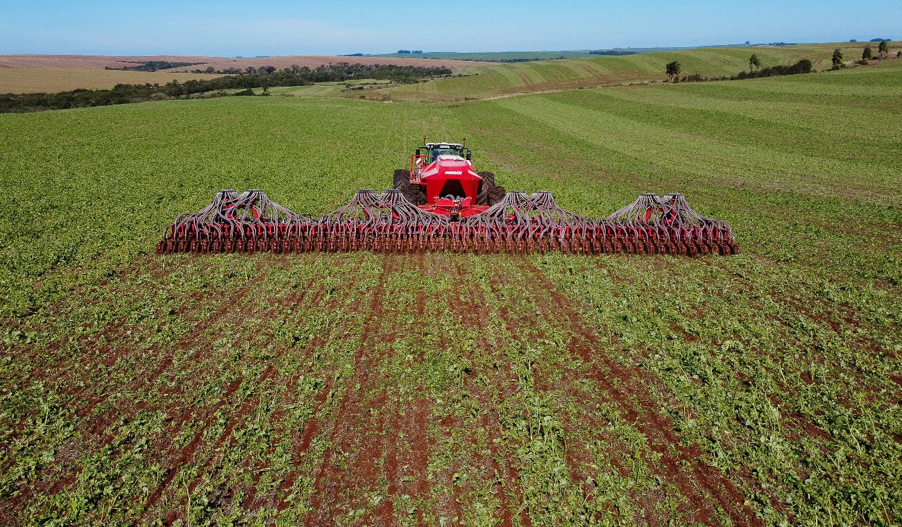 The tested model has 106 planting lines, individually supplied by pneumatic ducts