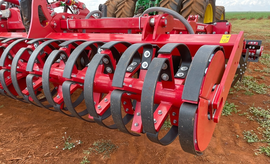 A soil conditioning roller, at the rear, promotes slight compaction and regularization of the surface