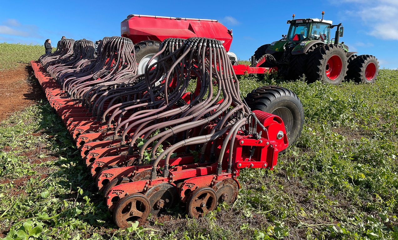 A weight transfer system from the wagon to the lines was designed, using independent hydraulic pistons and other smaller ones placed on each line.