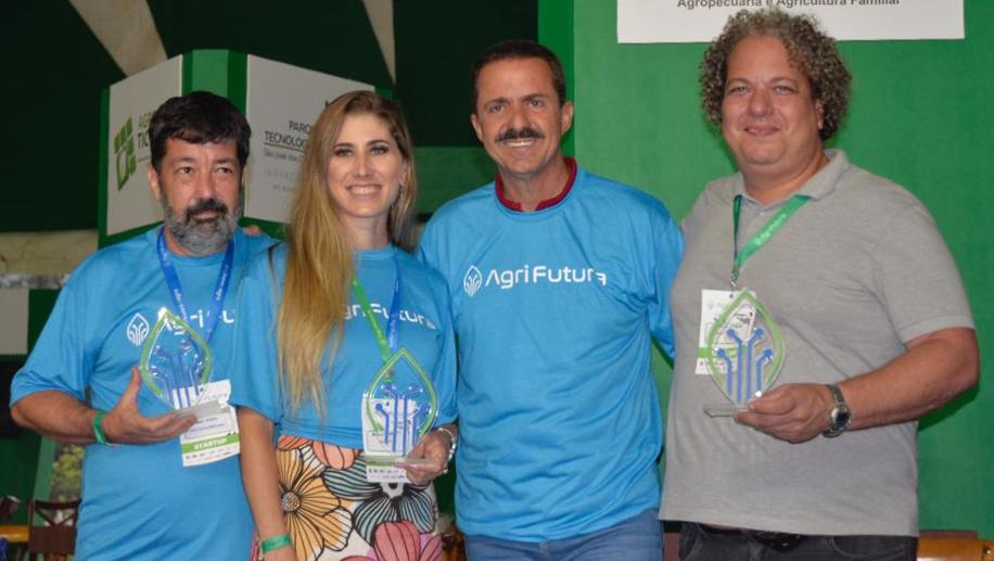 Secretário de Agricultura e Abastecimento Itamar Borges e os três representantes das Startups campeãs do AgriFutura 2022. - Foto: Divulgação