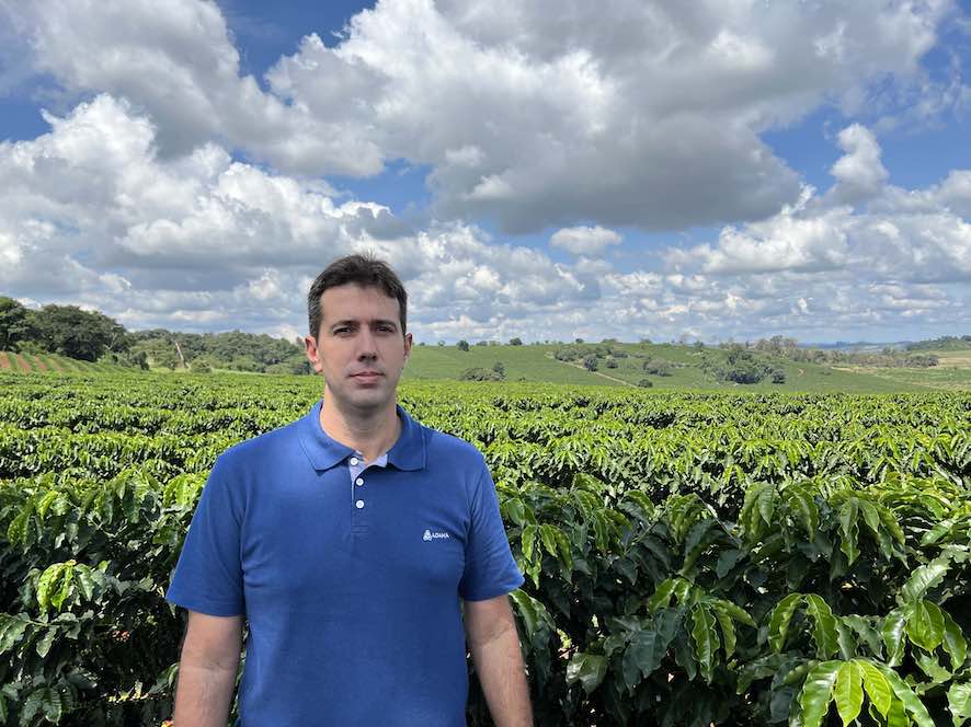 “Estamos no momento ideal para controlar as principais pragas e doenças que acometem as plantações de café, como o bicho-mineiro e a ferrugem", explica Daniel Sala de Faria