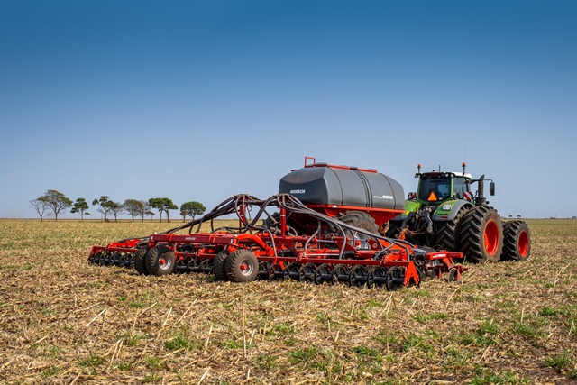 Entre os destaques, máquinas e implementos agrícolas, os quais ampliam a produtividade e garantem a melhoria dos processos no campo. Uma das novidades é a Adubadora EVO CS. - Foto: Divulgação