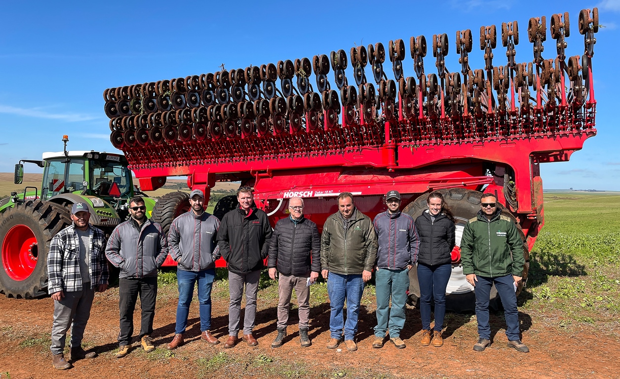 O test drive foi realizado numa das fazendas da Sementes Aurora, no município de Tupanciretã e teve o apoio de equipes da concessionária Duaggro, da Horsch e de gerentes da fazenda