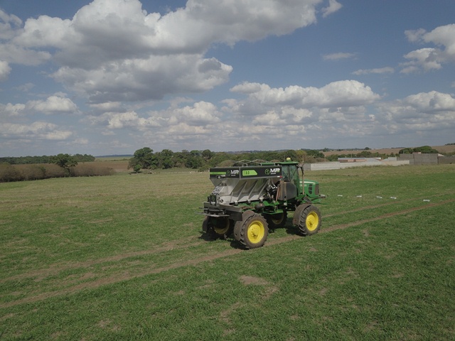 Ao converter o seu equipamento autopropelido usado em um eficiente distribuidor de fertilizantes, além de diminuir amassamento nas linhas da lavoura, fazenda ainda melhorou eficiência dos manejos. - Foto: Divulgação