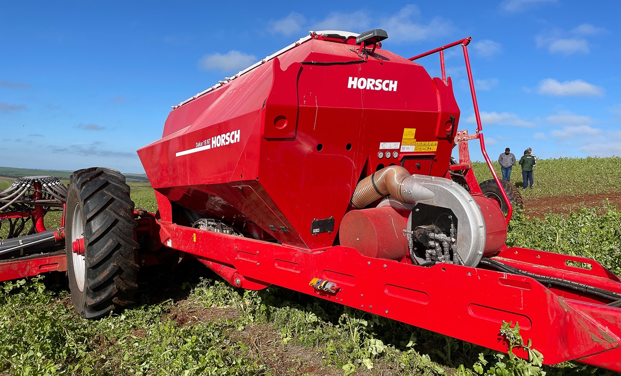 The wagon that supports all the seeder components has two wheels, measuring 520/85 R42