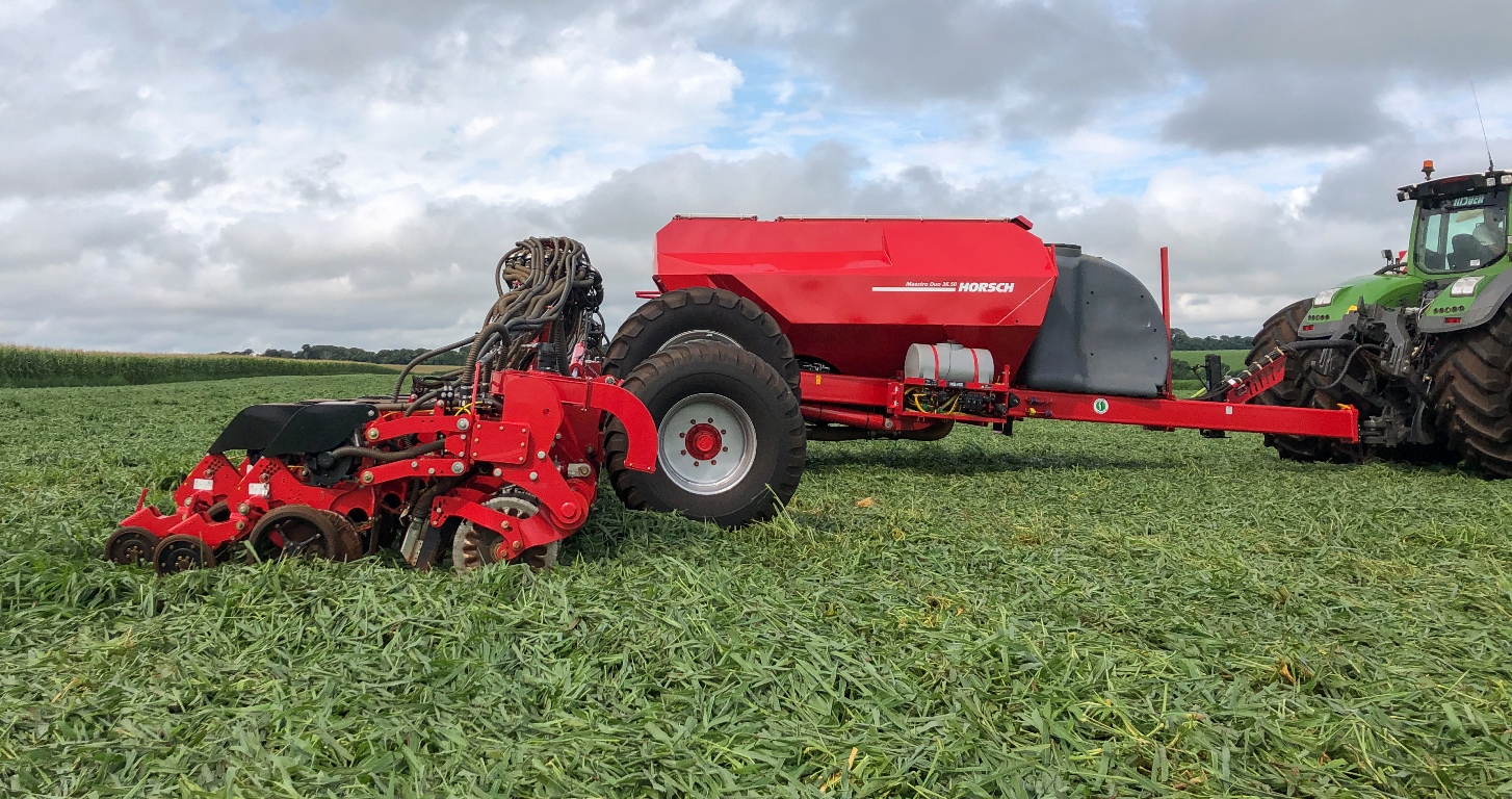 The innovative design, with the independence of the planting bar in relation to the central tank, resembles the boom system of a sprayer 