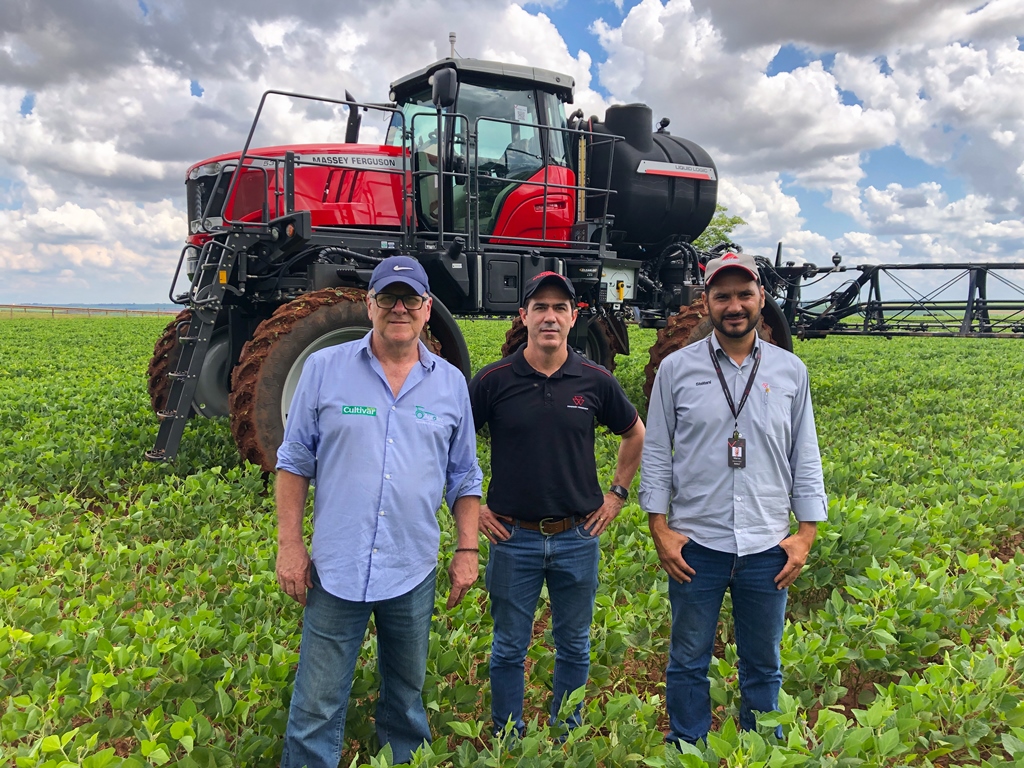 O test drive foi realizado em Jaboticabal (SP) e contou com o apoio do coordenador de Marketing e Produto da Massey Ferguson, Lucas Zanetti, e do especialista da concessionária Stéfani, Marco Aurélio Petrazzi Jacob