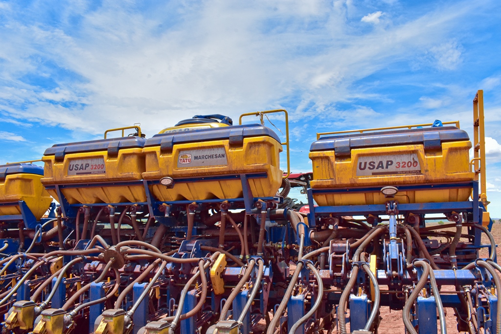 The USAP 3200 is a seeder with the possibility of 15, 17, 19, 21, 23 and 25 rows with a pneumatic seed distribution system