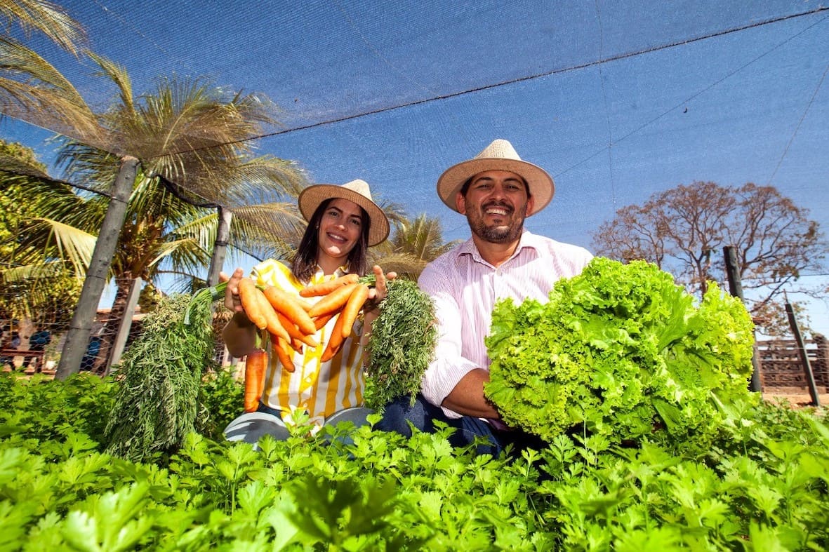 O casal de agricultores apoiados pelo projeto, Fernanda Fernandes e Sandro Vinícius de Souza -- Foto:&nbsp;Marcio Dantas