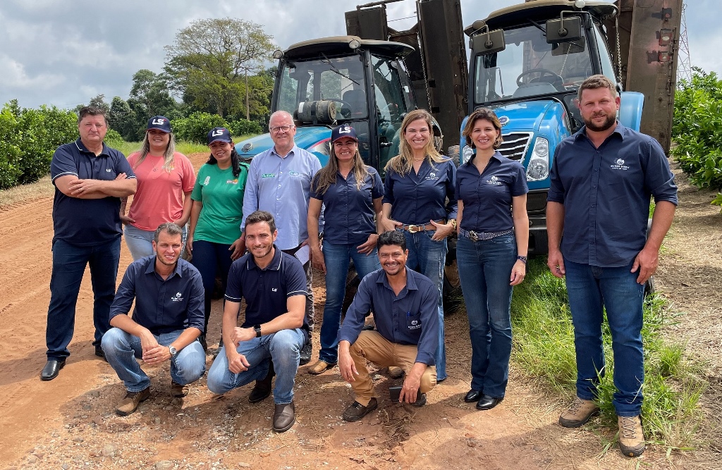 O teste foi acompanhado por proprietários e funcionários da I.B. Agro e também teve o apoio da equipe de marketing da LS Tractor