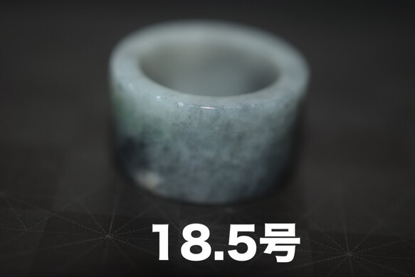 81-4 訳あり処分品 18.5号 天然 グレー 翡翠 リング 板指 広幅 指輪 硬玉 馬鞍くりぬき 誕生石