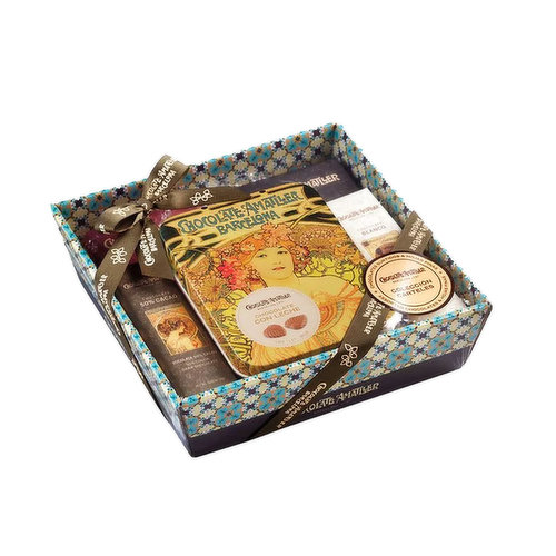 Assorted basket with five types of Amatller chocolate. Comes in a beautiful transparent wrapper, which allows you to see all the content, and decorated with a bow. You will be seduced by the charm of the design, which is inspired by the brand's classic graphics. An ideal gift.