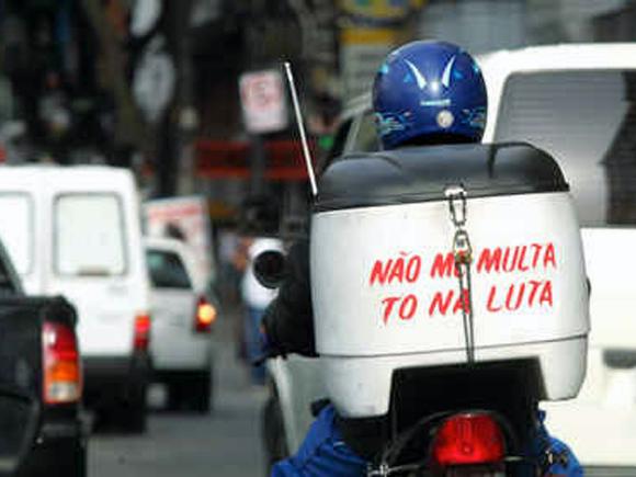 A motocicleta est se transformando em vilo