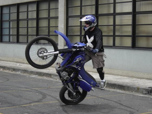 Manobras com motos podem se tornar prática esportiva em Curitiba 