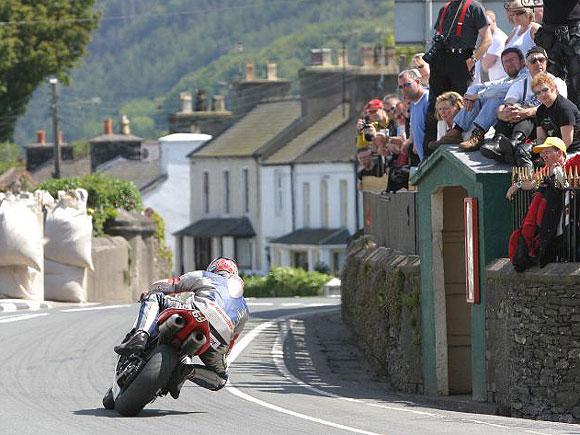 A TT da Ilha de Man ou Isle of Man TT, é uma corrida de motocicleta  realizada anualmente nas ruas da pequena Ilha de Man, uma comunidade  autônoma situada