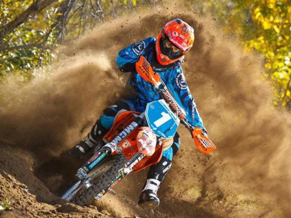 Kacy Martinez mostra talento e ousadia no motocross